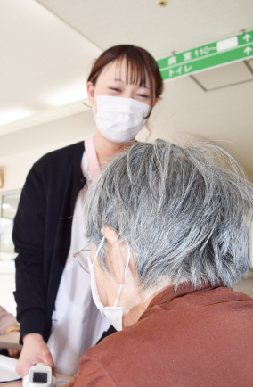 患者を介護している看護師の姿